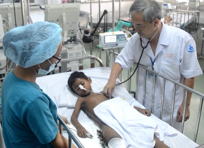 Be trai suyt chet vi suy than sau khi nga gay chan hinh anh