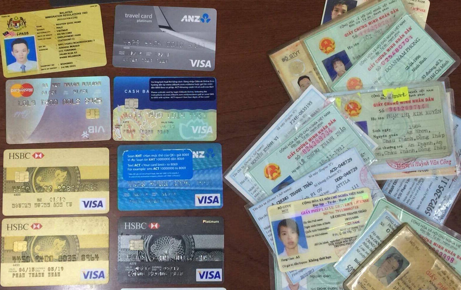 Trom the tin dung roi di mua hang loat thiet bi cong nghe hinh anh