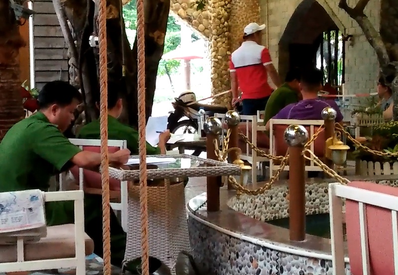 Hai thanh nien chem doi trai gai trong quan ca phe hinh anh