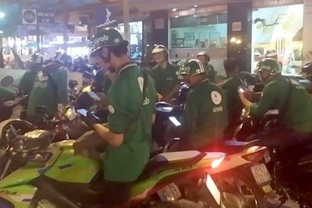 40 tai xe GrabBike keo nhau di tra thu cho dong nghiep hinh anh
