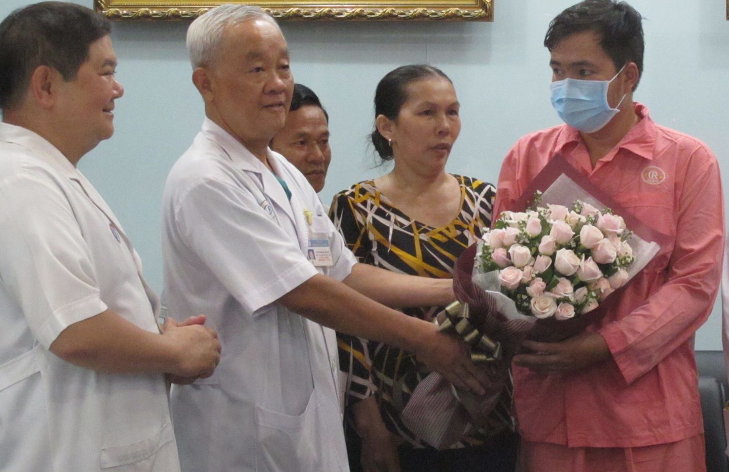 Chang trai nhan tim tu mot co gai da binh phuc hinh anh