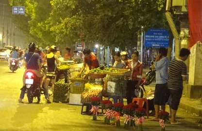 Nguoi ban hang rong o Sai Gon dung dao dam cong an hinh anh
