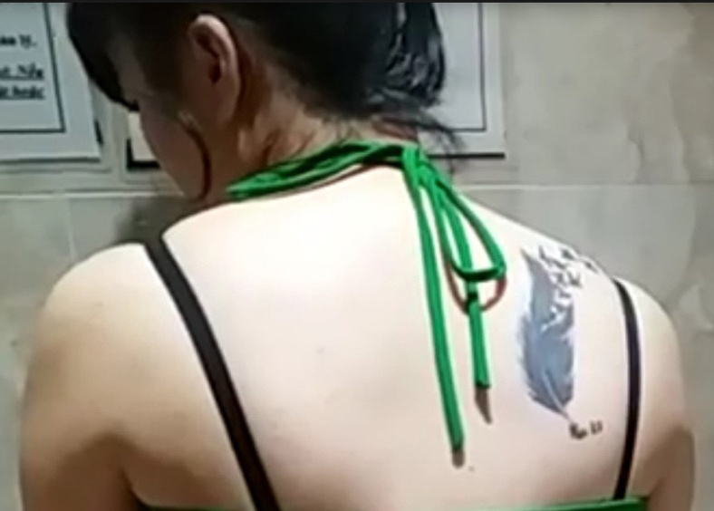 Bat qua tang 3 co gai massage, kich duc cho khach o Sai Gon hinh anh