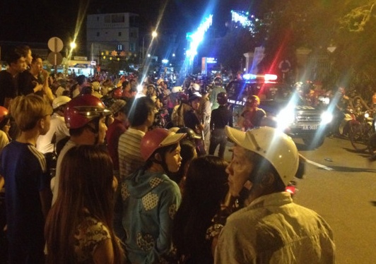 20 con do xong vao quan an o Sai Gon de tra thu hinh anh