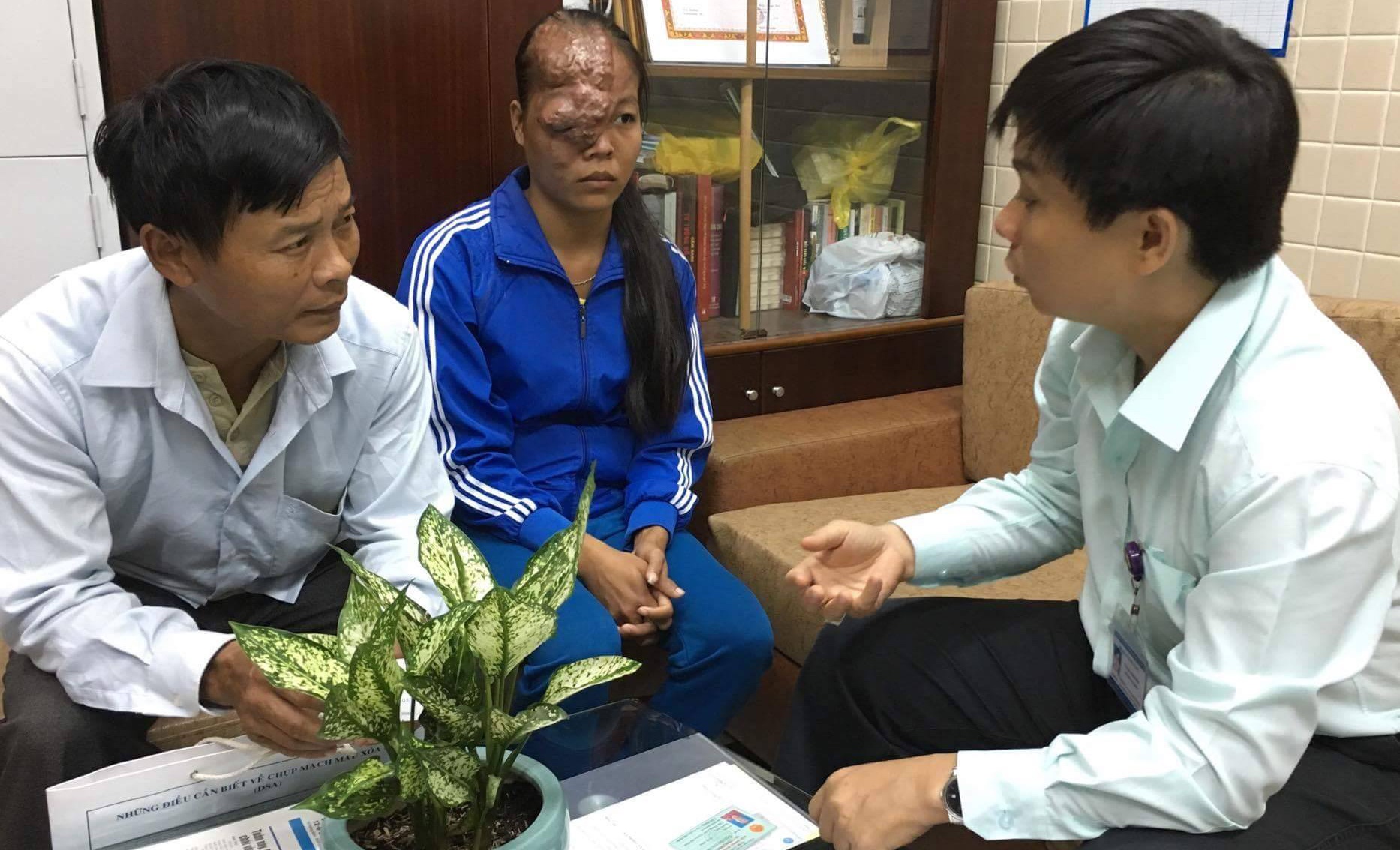 Phau thuat mien phi cho co gai mang khoi buou ‘khung’ tren mat hinh anh