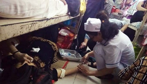 Bệnh nhân nằm dưới gầm giường ảnh 1 Benh nhan nam duoi gam giuong anh 1