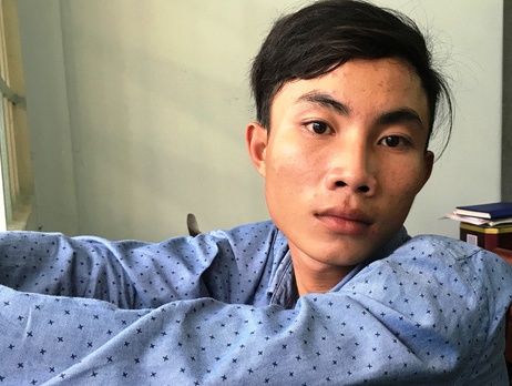 Ten cuop nhet chanh vao mieng hai co gai hinh anh