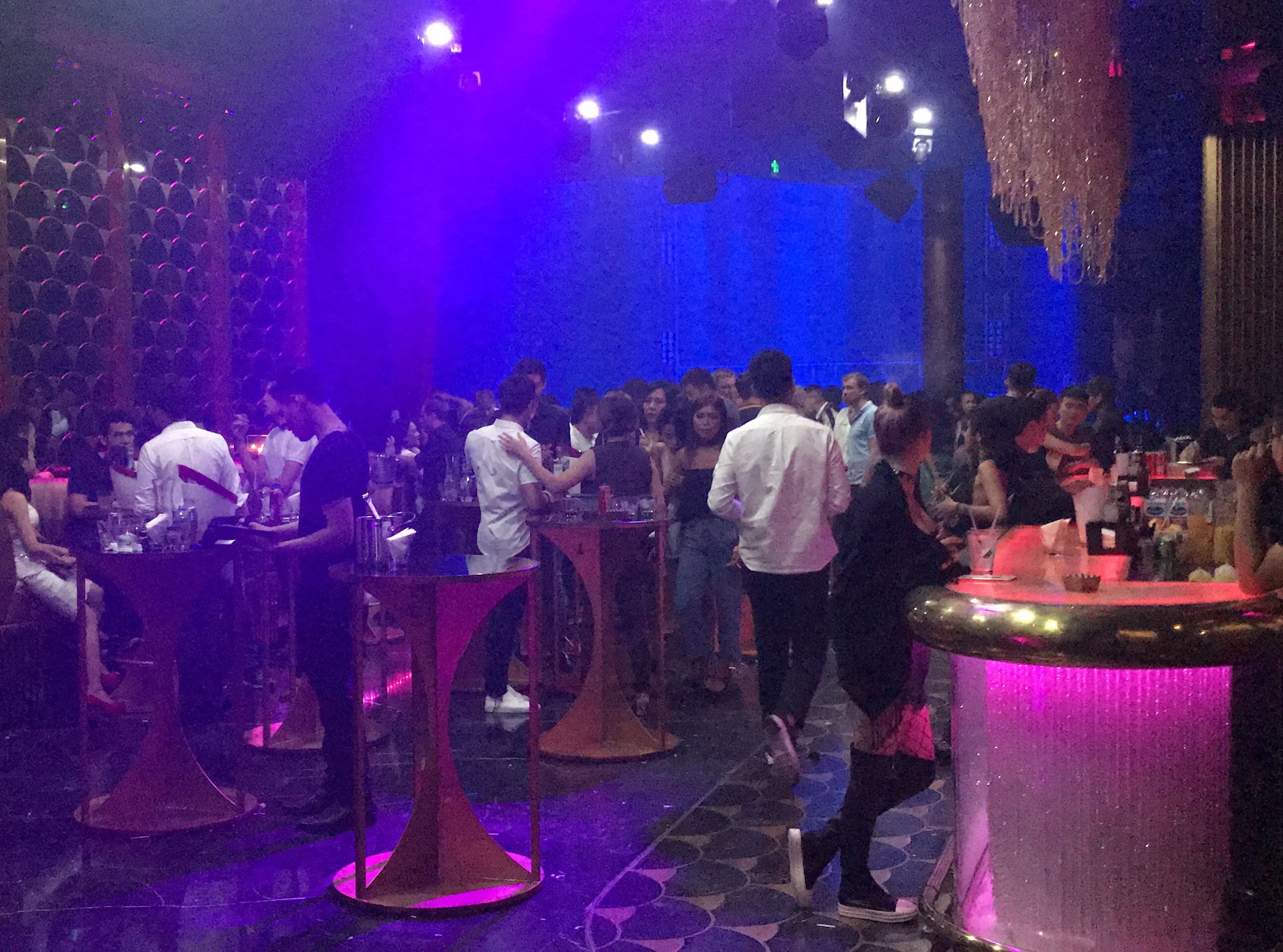 Đột kích quán bar ở Sài Gòn ảnh 2 Dot kich quan bar o Sai Gon anh 2