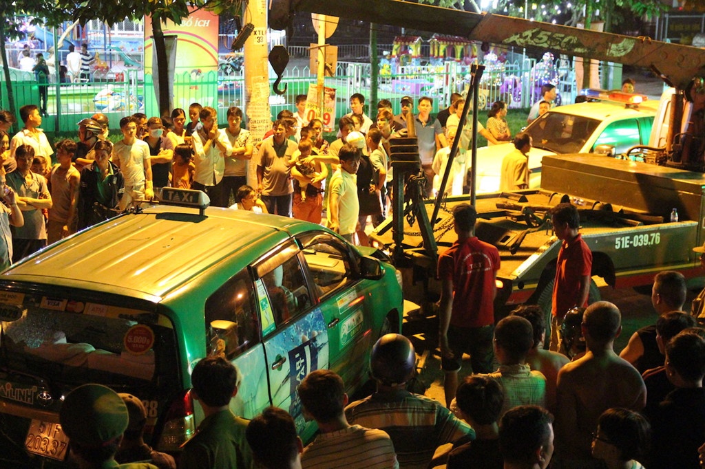13 xe tong lien hoan o Sai Gon: Tai xe oto gay tai nan chay qua toc do hinh anh