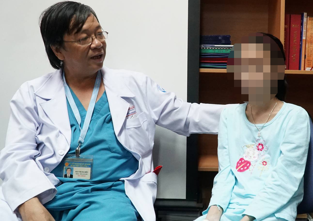 Be gai sut 10 kg vi hoi chung kim mach mau hiem gap hinh anh