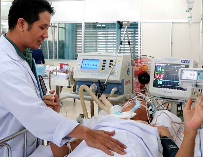 No luc cuu bac si bi cay de tran mau mang phoi hinh anh