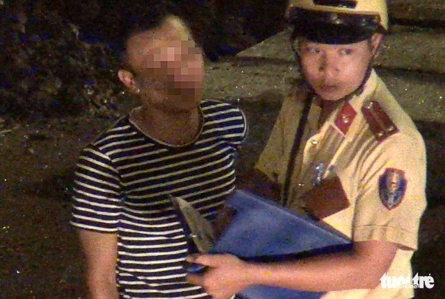 Dieu tra nhom CSGT nhan ‘mai lo’ ngay cua ngo san bay Tan Son Nhat hinh anh