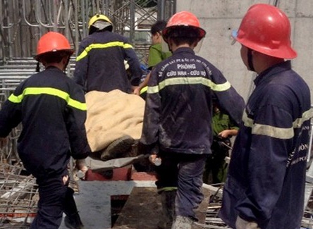 Tho ho roi tu do cao 5 met xuong dat may man thoat chet hinh anh