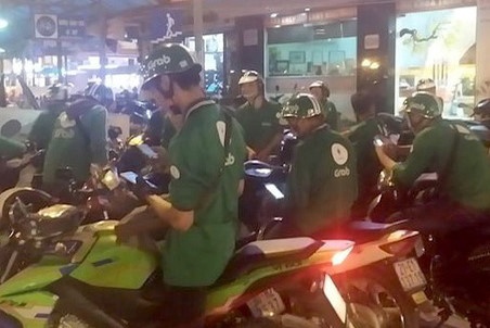 Tai xe GrabBike mac ao chong dan di thanh toan doi thu hinh anh