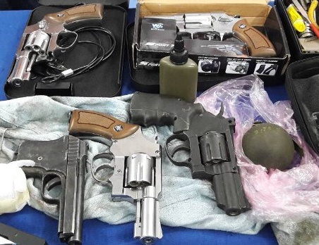 Bat trum doi no thue o Sai Gon, phat hien 26 khau sung va 200 vien dan hinh anh