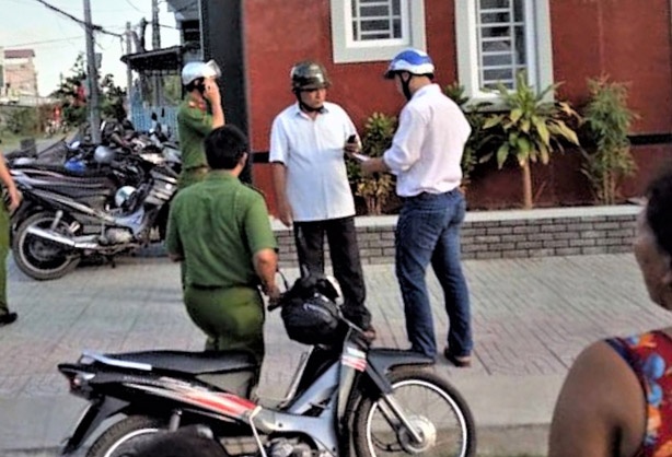 Tai xe xe om o Sai Gon trinh bao bi cuop cua co hinh anh