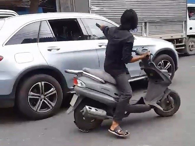 Dung ma tau chem kinh chieu hau oto sau va cham giao thong o Sai Gon hinh anh