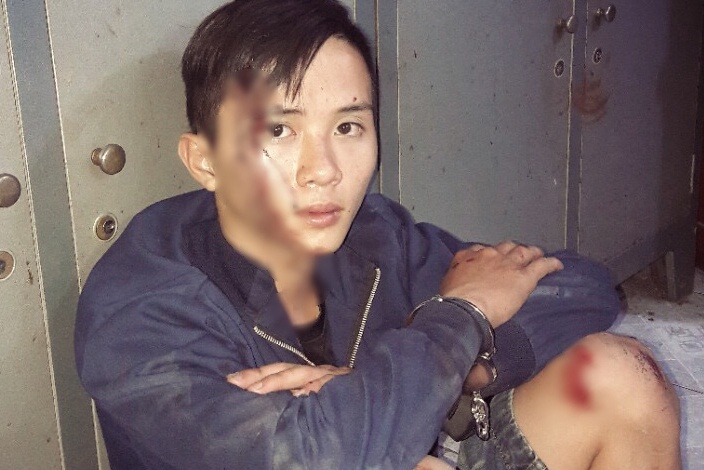 Ke cuop giat o Sai Gon dap xe canh sat vao dai phan cach de tau thoat hinh anh