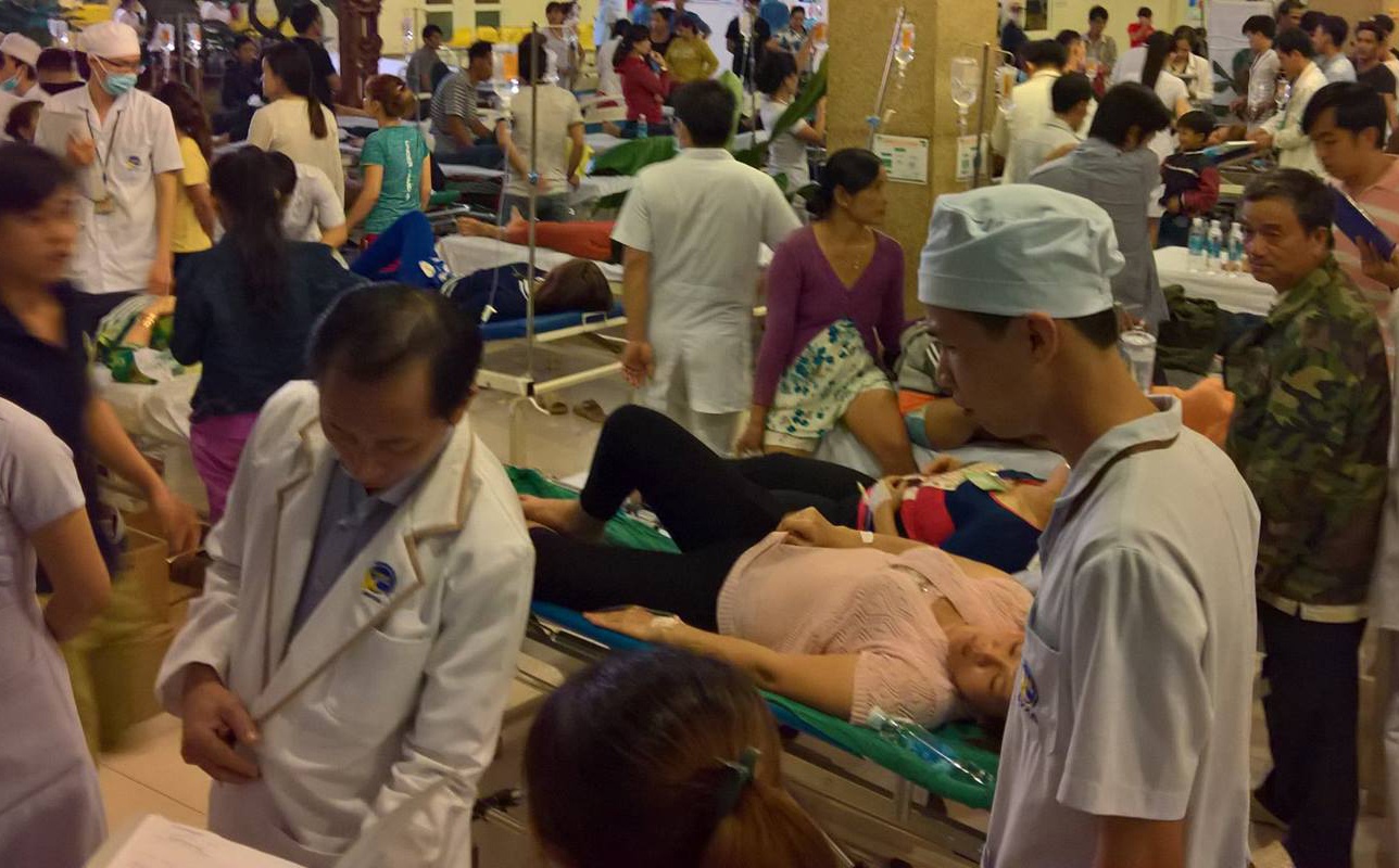 Cap cuu hang chuc cong nhan nghi bi ngo doc thuc pham hinh anh