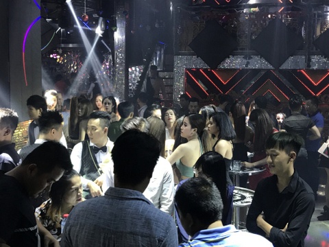 Canh sat kiem tra quan bar anh 1