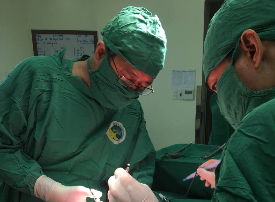 Dau bung, co gai 22 tuoi phat hien khoi buou gan 4 kg hinh anh