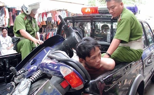 Hai thanh nien khong che nguoi di duong de cuop xe o Sai Gon hinh anh