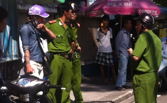 Hon chien truoc quan karaoke, mot thanh nien bi chem gan dut co tay hinh anh