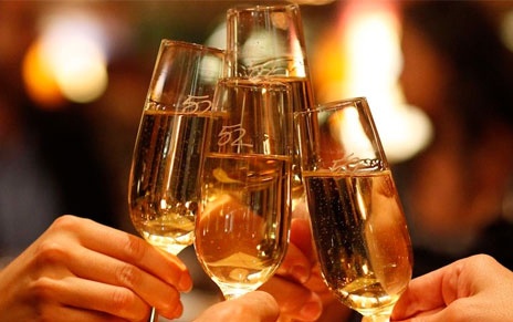 Aspirin, paracetamol: Bi quyet giup dan ong nhau lau say? hinh anh