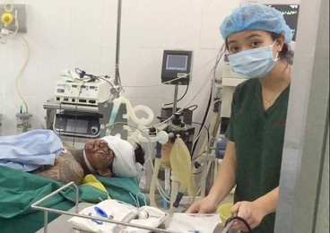 Mo cap cuu cho 2 nguoi bi thuong do hon chien o Sai Gon hinh anh