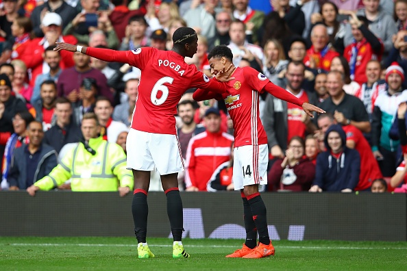 Lingard an mung chien thang theo kieu “Dab” cung con trai cua Rooney anh 2