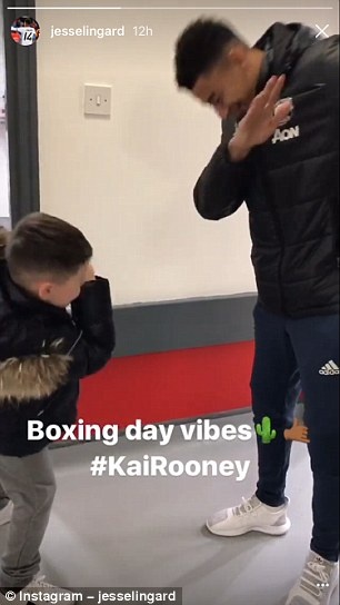 Lingard an mung chien thang theo kieu “Dab” cung con trai cua Rooney anh 1