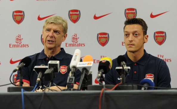 Oezil hoi thuc HLV Wenger gia han hop dong hinh anh