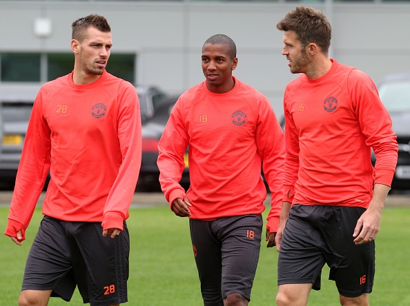 Mourinho xac nhan cau thu thu 2 chia tay Man Utd hinh anh