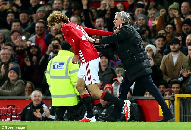 Fellaini duoc trong thuong hay chieu tro cua MU? hinh anh