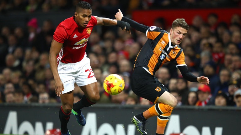 Man Utd kich hoat dieu khoan giu chan Valencia hinh anh