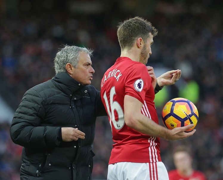 Mourinho bong gio muon day Carrick khoi Old Trafford hinh anh