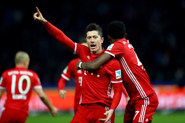 Lewandowski ghi ten vao lich su Bundesliga hinh anh