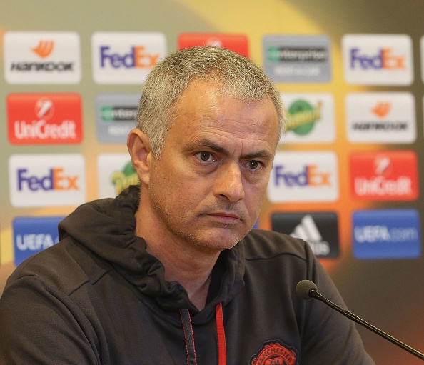 Danh bai St.Etienne, Mourinho chi trich Hiep hoi bong da Anh hinh anh