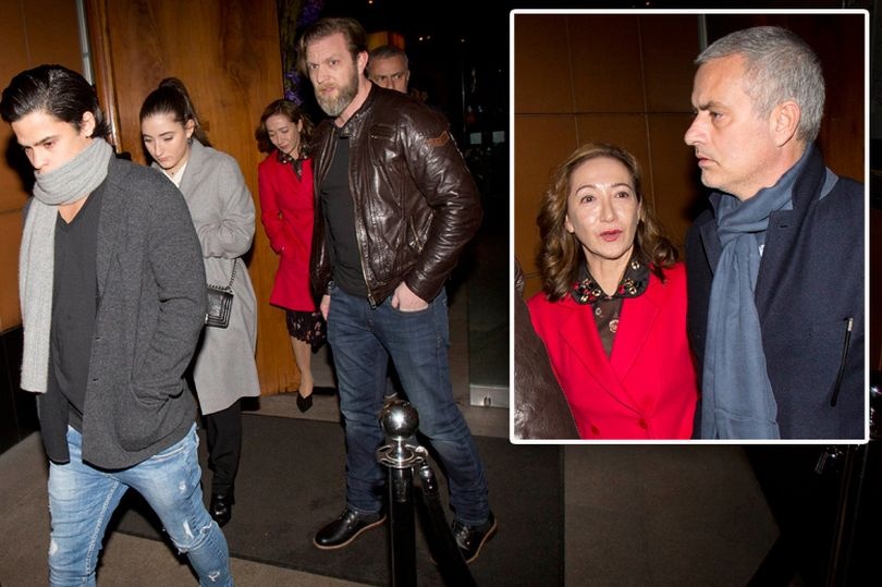 Mourinho tro ve London sau chuc vo dich League Cup hinh anh