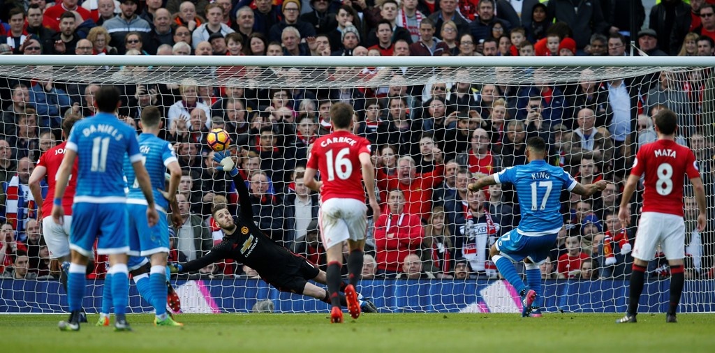 Can canh nhung tinh huong ‘an mieng tra mieng’ cua Ibra va Tyrone Mings anh 9