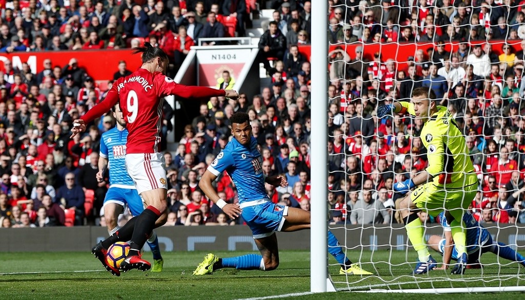 Can canh nhung tinh huong ‘an mieng tra mieng’ cua Ibra va Tyrone Mings anh 1