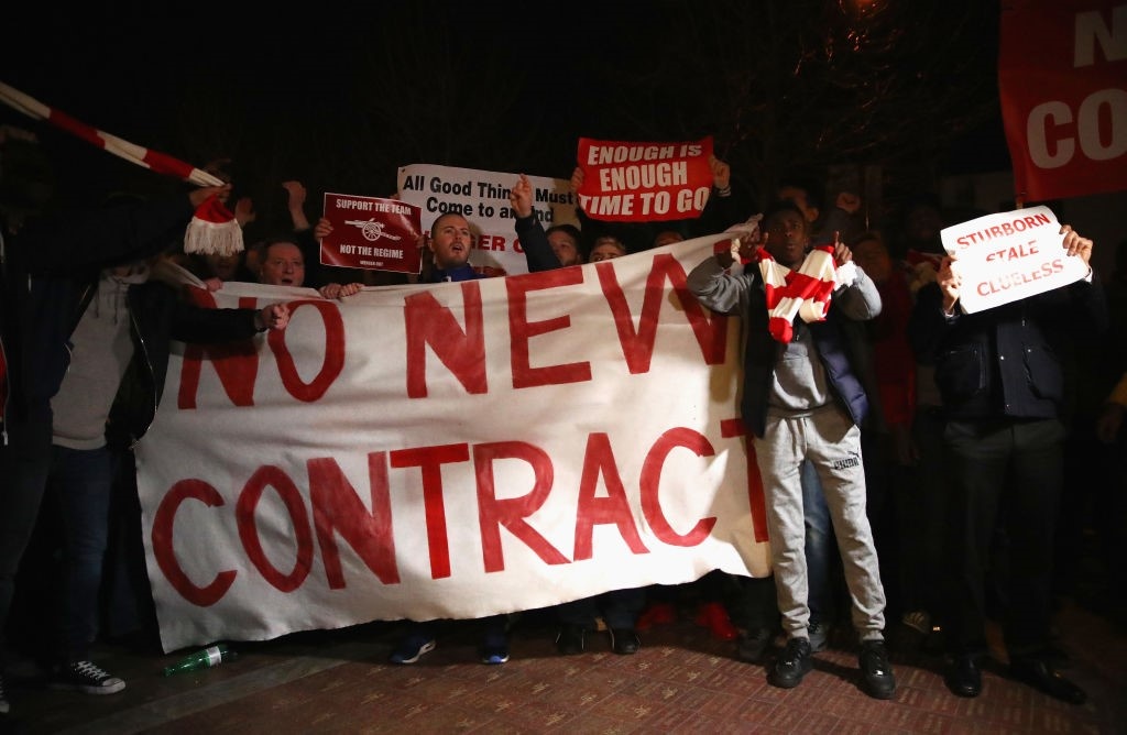 Chu tich Arsenal len tieng ve tuong lai cua HLV Wenger hinh anh