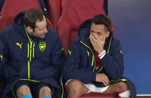 Petr Cech len tieng bao ve Sanchez hinh anh