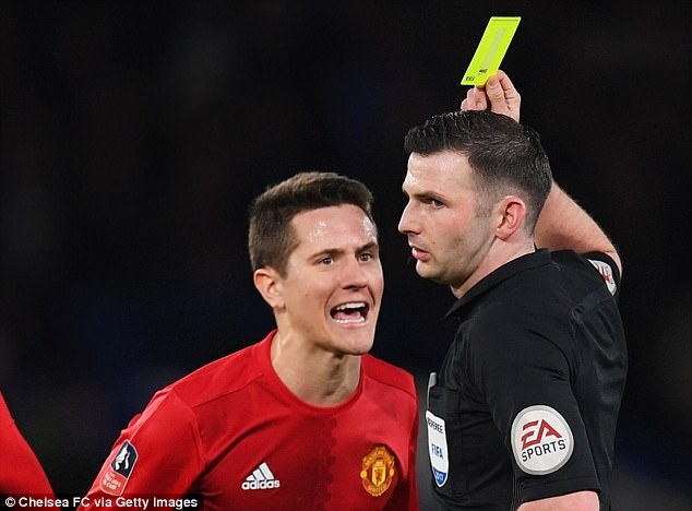 Lampard va Neville chi trich trong tai Michael Oliver hinh anh