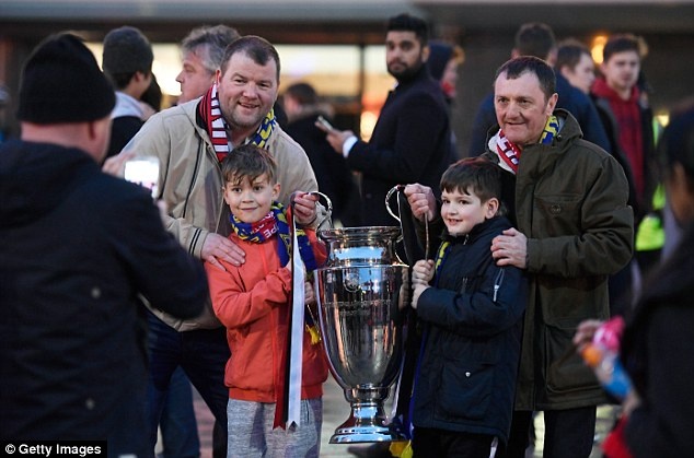 5 khoanh khac thu vi o cuoc doi dau MU - Rostov anh 2