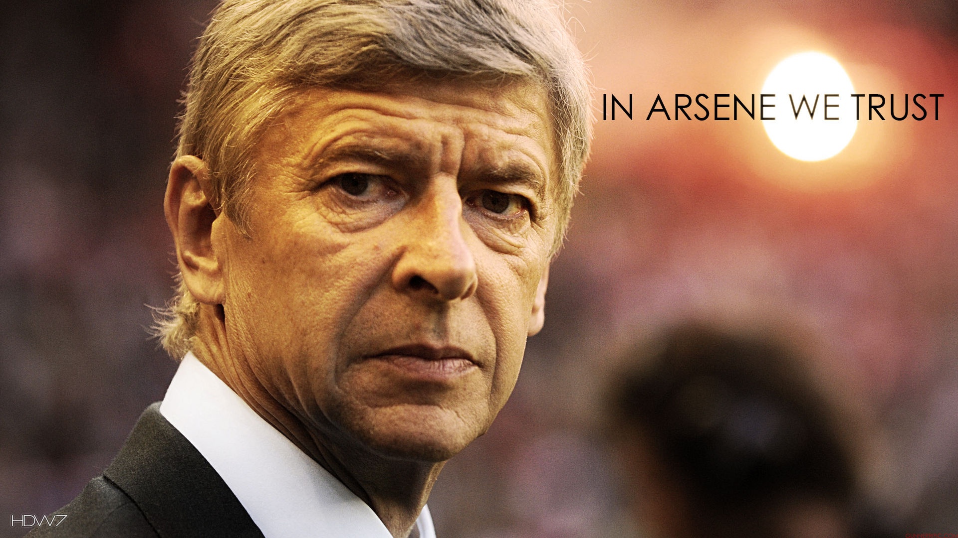 Nguoi Hong Kong thue may bay ung ho HLV Wenger hinh anh