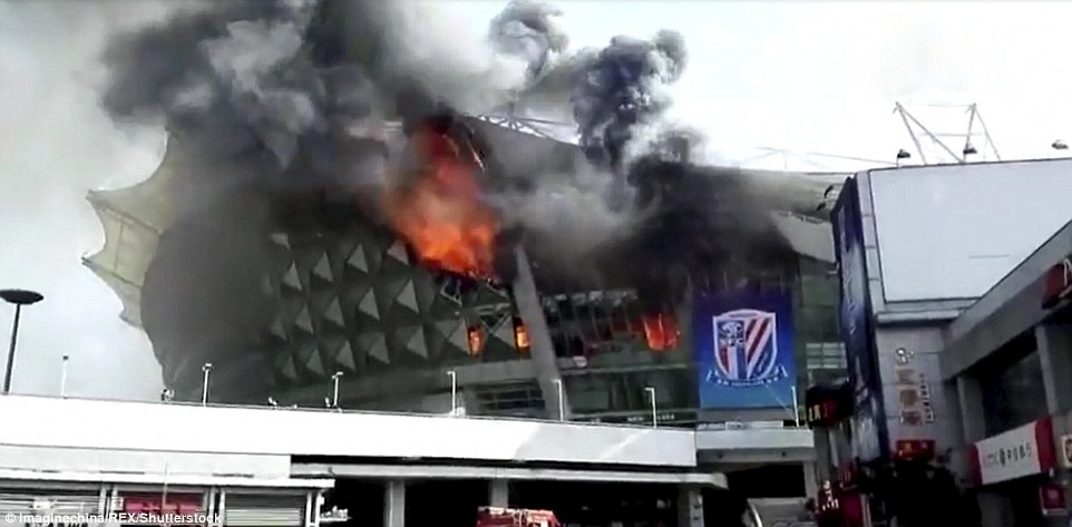 Sân vận động của đội bóng Tevez thi đấu bị cháy dữ dội ảnh 3 San van dong cua doi bong Tevez thi dau bi chay du doi anh 3