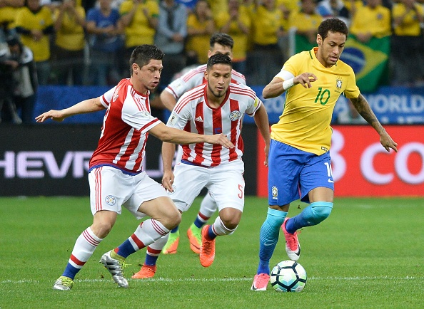 Man solo dang cap tu san nha cua Neymar ghi ban vao luoi Paraguay hinh anh