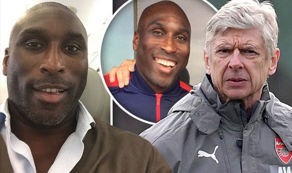 Sol Campbell tiet lo tuong lai cua HLV Wenger hinh anh