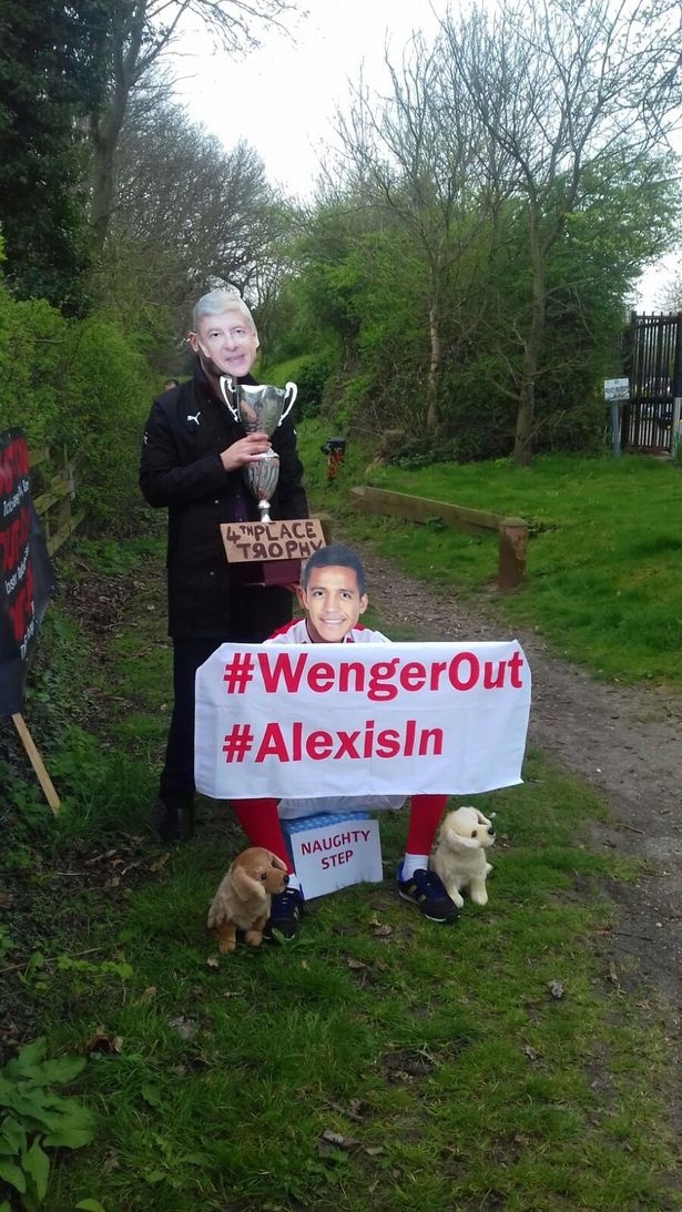 HLV Wenger nhao bang cuoc bieu tinh cua co dong vien hinh anh